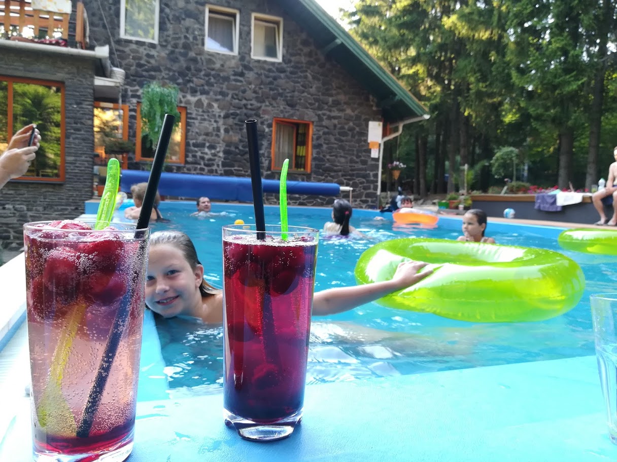 Kültéri fűtött vízű medence, ahol jól esik egy limonádé Kültéri fűtött vízű medence, ahol jól esik egy limonádé